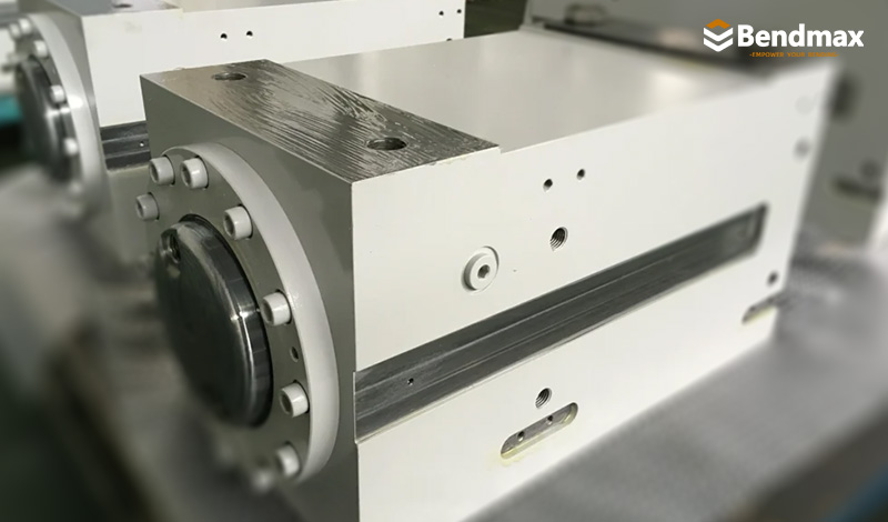 حلول أسطوانات هيدروليكية مخصصة لمكابس الثني: الدقة والقوة والموثوقية على المدى الطويل