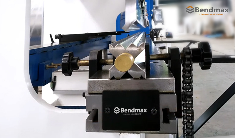 نظام تقويس مكبس الثني: لماذا يُعد جدول التعويض ضروريًا