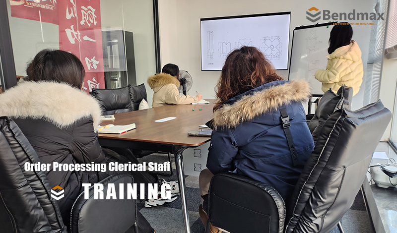 التدريب على العمليات الداخلية لتحسين دقة الطلبات والتسليم في الوقت المحدد