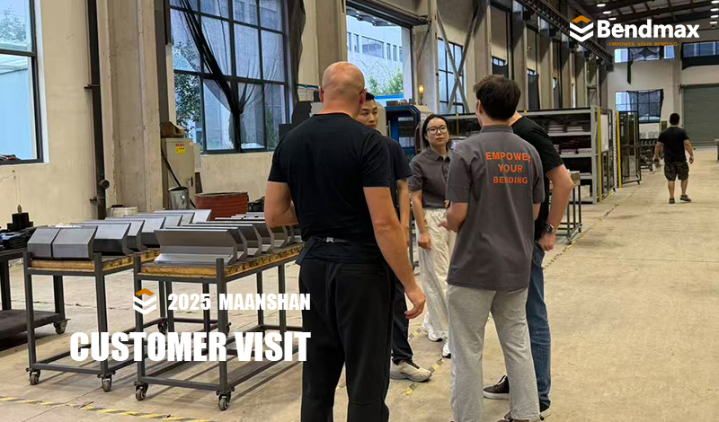 شركة رائدة في تصنيع أدوات مكابس الثني تعرض عملية دقيقة لعميل روسي