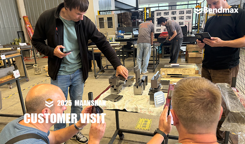 حلول أدوات ثني الصفائح المخصصة تُثير إعجاب عميل روسي بعينات من المعرض