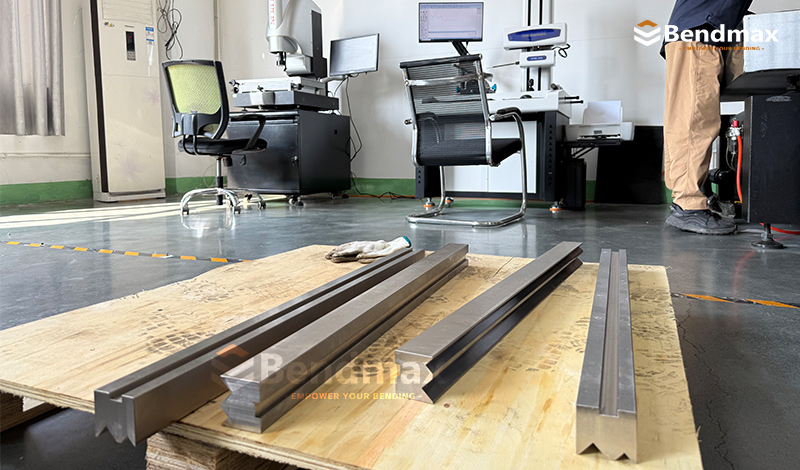 لماذا تركز شركة Bendmax على التحكم الصارم في العمليات أثناء إنتاج أدوات مكابس الثني؟
