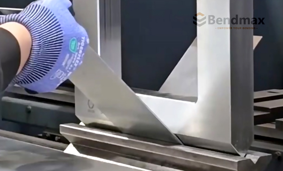 الحل الأمثل لمشكلة تداخل الانحناء: تتيح أداة Bendmax لثقب النوافذ المخصصة تشكيلًا سلسًا للأجزاء العميقة على شكل حرف U