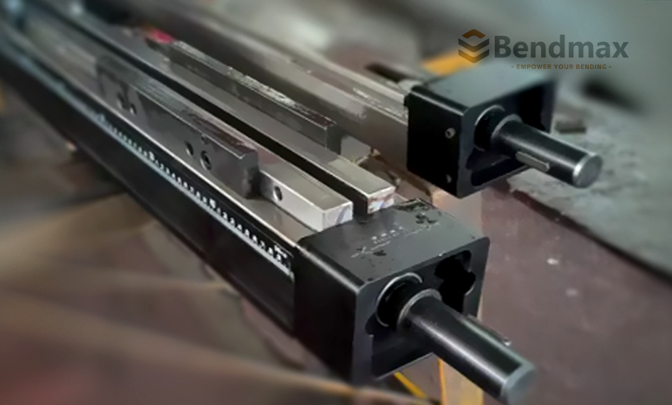 عدم اتساق الزاوية في ثني القطع الطويلة؟ نظام Bendmax اليدوي لتسوية الزوايا يحل مشكلة انحراف مكابس الثني بدقة.