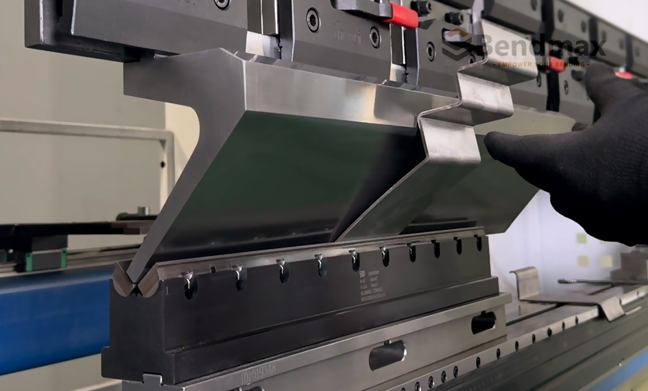 حلول بيندماكس: ثني بدون علامات لعميل أسترالي باستخدام أدوات ثني الأجنحة