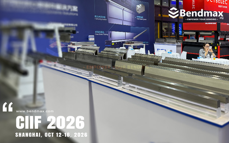 Press brake tooling fitted to an industrial bending machine, showing the relationship between the upper tool, lower die and machine setup.